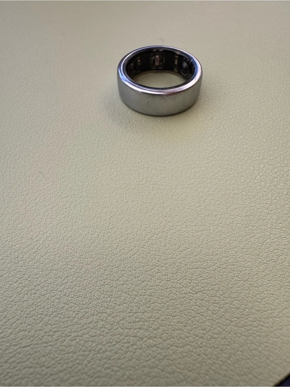 Oura ring 4- size 9 with extra bands